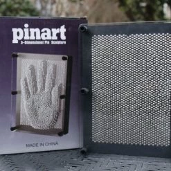 Decopatent Pin Art XL - Spijkerspel - Pinart Spijkerbed - Pinnen Spel - Spijkerspel - 3D Afdruk - Handafdruk - Spellen Met Spijkers - Zwart - 15x20 Cm -Bordspellen Verkoopwinkel 550x426 4