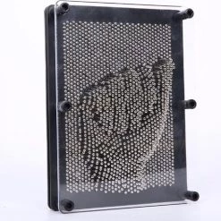 Decopatent Pin Art XL - Spijkerspel - Pinart Spijkerbed - Pinnen Spel - Spijkerspel - 3D Afdruk - Handafdruk - Spellen Met Spijkers - Zwart - 15x20 Cm -Bordspellen Verkoopwinkel 550x478 7