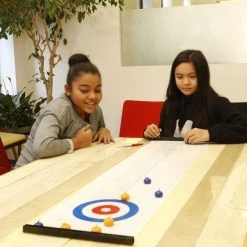 Kikkerland Curling Game - Voor Op Tafel - Spelletjes Voor Kinderen - Speelgoed - Compacte Speelset - Makkelijk Mee Te Nemen Op Reis - Spel - Leuk Voor Kids - Bezigheid -Bordspellen Verkoopwinkel 550x550 278
