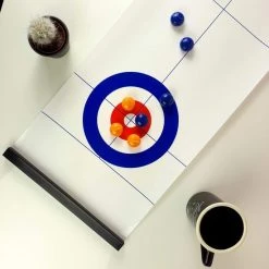 Kikkerland Curling Game - Voor Op Tafel - Spelletjes Voor Kinderen - Speelgoed - Compacte Speelset - Makkelijk Mee Te Nemen Op Reis - Spel - Leuk Voor Kids - Bezigheid -Bordspellen Verkoopwinkel 550x550 279