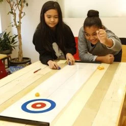 Kikkerland Curling Game - Voor Op Tafel - Spelletjes Voor Kinderen - Speelgoed - Compacte Speelset - Makkelijk Mee Te Nemen Op Reis - Spel - Leuk Voor Kids - Bezigheid -Bordspellen Verkoopwinkel 550x550 280