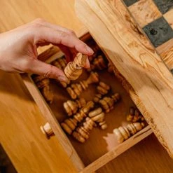 Schaakset Olijfolie & Honing Met Laden - Schaakspel - Schaakstukken - Schaakbord - Schaken - Bordspel - Handgemaakt - Hout - Zwart - Volwassenen & Kinderen - 35 X 35 X 8,5 Cm -Bordspellen Verkoopwinkel 550x823 9